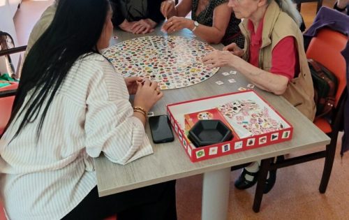 Entre rires, stratégie et souvenirs partagés, les jeux de société rassemblent nos aînés pour un moment chaleureux à l’accueil de jour de Saint-Chéron (91).