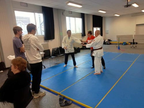 Dans le cadre d’ateliers de sensibilisation aux gestes de premiers secours, au handicap et au handisport, les résidents du FAM Quenehem ont eu l’opportunité de partager leurs compétences et leurs parcours de vie avec des lycéens, tout au long d’une journée riche en échanges et en émotions.