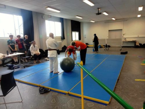 Dans le cadre d’ateliers de sensibilisation aux gestes de premiers secours, au handicap et au handisport, les résidents du FAM Quenehem ont eu l’opportunité de partager leurs compétences et leurs parcours de vie avec des lycéens, tout au long d’une journée riche en échanges et en émotions.