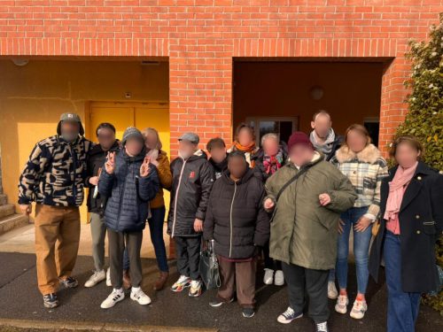 Les résidents du FAM Quenehem ont collaboré dans un projet inclusif avec les détenus d’un centre pénitencier. Les participants, très touchés, ont évolués avec les ateliers. L’introspection les aide à mieux gérer leurs émotions, développer l’empathie et sortir de schémas de colère, victimisation.
