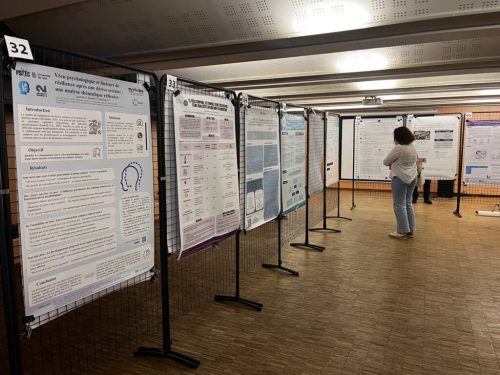 À l’occasion du colloque « Soutien social et psychotraumatisme » organisé par le Centre national de ressources et résilience (CN2R), l’Observatoire de la santé mentale des demandeurs d’asile, rattaché à la Direction des métiers, a présenté ses travaux sous la forme d’un poster scientifique.