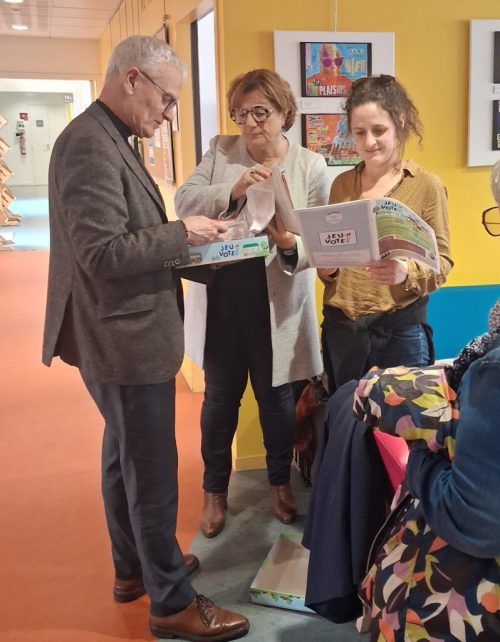 La Direction de territoire 22 et l’équipe de la MAS Les Chants d’Eole ont procédé à la remise du coffret « Jeu Vote » aux acteurs privés et publics du secteur de notre territoire, en présence de Monsieur Le Maire de Dinan, Didier LECHIEN. De nombreuses séances de jeu sont déjà programmées !