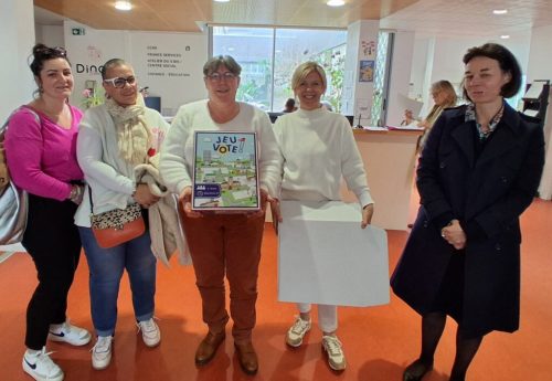 La Direction de territoire 22 et l’équipe de la MAS Les Chants d’Eole ont procédé à la remise du coffret « Jeu Vote » aux acteurs privés et publics du secteur de notre territoire, en présence de Monsieur Le Maire de Dinan, Didier LECHIEN. De nombreuses séances de jeu sont déjà programmées !
