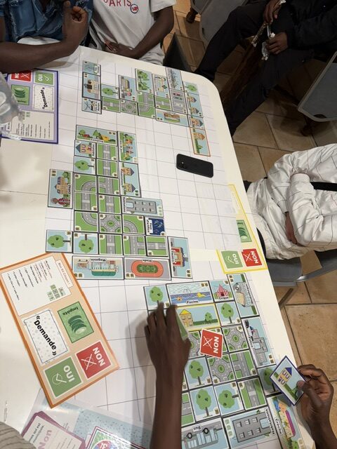 1ère partie de « JEU VOTE » à la MECS Espace Bionne ! Les jeunes ont récemment participé à une activité autour du jeu créé par Coallia ! Ce jeu a été animé par Shirine, notre service civique motivante et investie, afin de permettre aux jeunes de découvrir les enjeux du vote en France !!