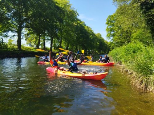 Les résidents de l’HUDA 35 ont passé une journée dans un club de kayak, en partenariat avec BIS. Ils ont participé à un chantier de préparation en vue des Championnats de France de kayak-polo, puis ont profité d’une sortie sur le canal. Un moment de partage et de convivialité ?☀️