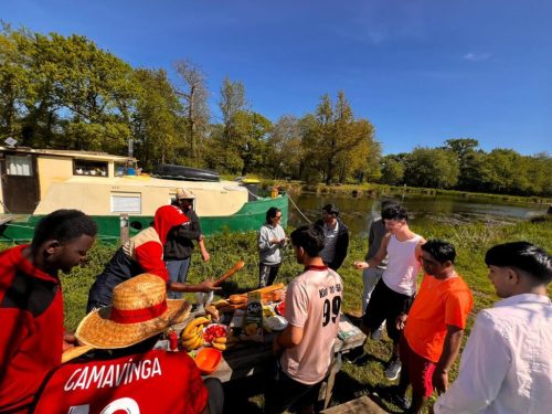 Les résidents de l’HUDA 35 ont passé une journée dans un club de kayak, en partenariat avec BIS. Ils ont participé à un chantier de préparation en vue des Championnats de France de kayak-polo, puis ont profité d’une sortie sur le canal. Un moment de partage et de convivialité ?☀️