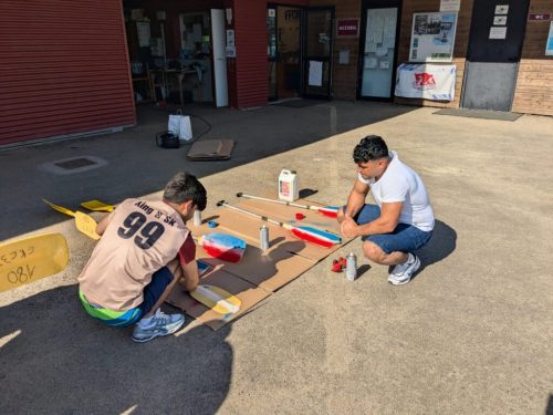 Les résidents de l’HUDA 35 ont passé une journée dans un club de kayak, en partenariat avec BIS. Ils ont participé à un chantier de préparation en vue des Championnats de France de kayak-polo, puis ont profité d’une sortie sur le canal. Un moment de partage et de convivialité ?☀️