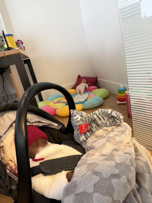 Une journée de permanence médicale est organisée au sein d’une structure d’accueil. Une infirmière puéricultrice de l’équipe mobile de protection maternelle et infantile y est présente chaque semaine afin d’assurer un accompagnement et un suivi des personnes accueillies.