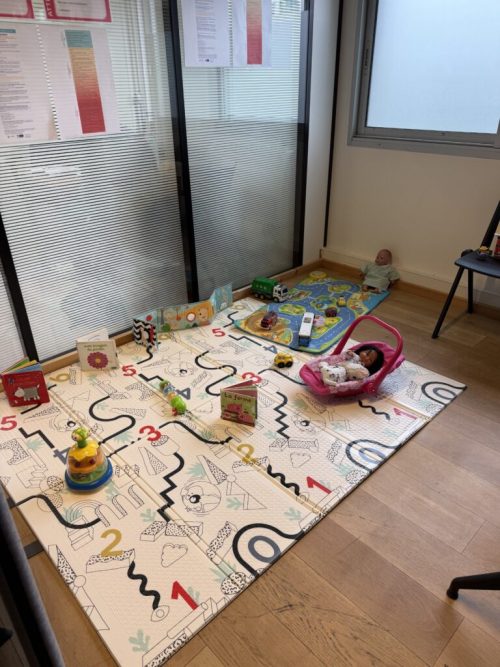 Une journée de permanence médicale est organisée au sein d’une structure d’accueil. Une infirmière puéricultrice de l’équipe mobile de protection maternelle et infantile y est présente chaque semaine afin d’assurer un accompagnement et un suivi des personnes accueillies.