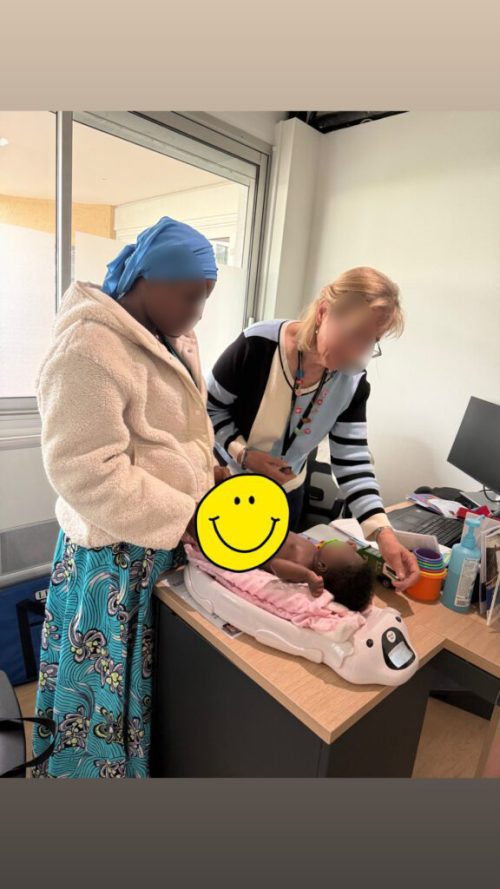 Une journée de permanence médicale est organisée au sein d’une structure d’accueil. Une infirmière puéricultrice de l’équipe mobile de protection maternelle et infantile y est présente chaque semaine afin d’assurer un accompagnement et un suivi des personnes accueillies.