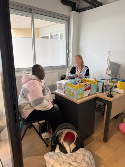 Une journée de permanence médicale est organisée au sein d’une structure d’accueil. Une infirmière puéricultrice de l’équipe mobile de protection maternelle et infantile y est présente chaque semaine afin d’assurer un accompagnement et un suivi des personnes accueillies.