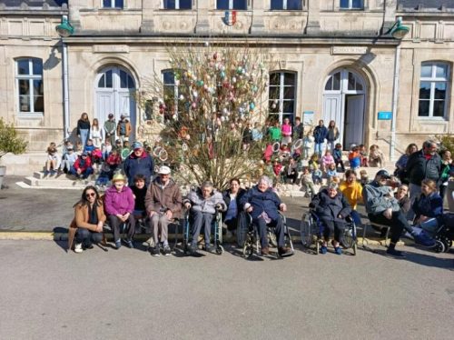 Journée Intergénérationnelle à l’Ehpad Lacordaire ! Oeufs de Pâques à la mairie de Recey sur Ource avec l’ école élémentaire suivi d’une après midi animation Poneys à l Ehpad avec la crêche du village ainsi qu’un goûter partagé !