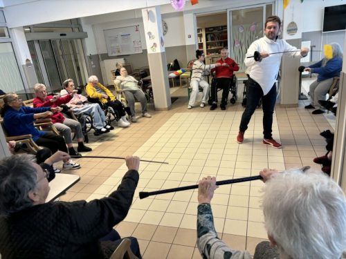 Dans le cadre d’un projet “autour du sport” en lien avec l’ARS, une initiation à l’escrime a été proposée par un intervenant spécialisé, Nicolas @néosilver. Ce moment a permis un temps d’apprentissage et de découverte de savoir-faire autour de cette discipline.