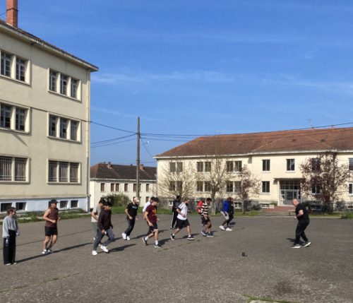 Dans le cadre du partenariat entre le bus santé précarité de Vichy et Coallia Territoire Allier, les personnes accompagnées au CADA de Varennes sur Allier ont pu participer à une journée accès sur l’activité physique pour tous et sur la prévention dentaire. Un moment idéal pour prendre soin de soi.