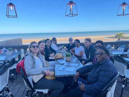 La plateforme de répit a organisé la semaine dernière un séjour aidants-aidés de 4 jours à Cabourg. Ce temps hors du quotidien a permis à chacun de se ressourcer, de partager des moments de convivialité et de renforcer les liens dans un cadre apaisant.