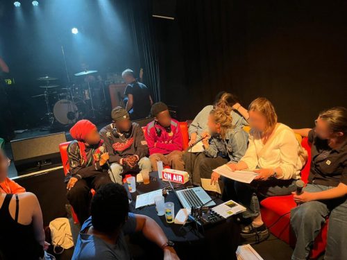 3 jeunes du SAMNA ont pris la parole en direct sur Radio Campus pdt l’émission Bruits de Lune dans le cadre du projet de création de fanzine musical avec la Lune des Pirates. Ils ont pu évoquer leur expérience de reporters en herbe et annoncé la sortie du #2 Les Astronautes :)