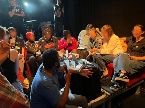 3 jeunes du SAMNA ont pris la parole en direct sur Radio Campus pdt l’émission Bruits de Lune dans le cadre du projet de création de fanzine musical avec la Lune des Pirates. Ils ont pu évoquer leur expérience de reporters en herbe et annoncé la sortie du #2 Les Astronautes :)