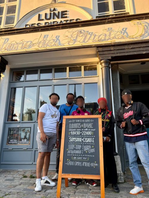 3 jeunes du SAMNA ont pris la parole en direct sur Radio Campus pdt l’émission Bruits de Lune dans le cadre du projet de création de fanzine musical avec la Lune des Pirates. Ils ont pu évoquer leur expérience de reporters en herbe et annoncé la sortie du #2 Les Astronautes :)