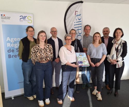 Rencontre avec l’équipe de l’Agence Régionale de Santé Bretagne et Coallia DT Côtes d’Armor pour présenter le coffret  » Jeu Vote » ! Un super accueil, le coffret va rejoindre chaque Direction Départementale ARS dans les prochaines semaines.