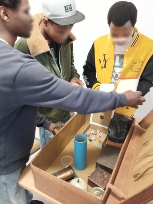 Des jeunes ont travaillé à la réalisation d’une valise escape game avec l’équipe éducative et un intervenant spécialisé. L’objectif était de créer un outil ludique de sensibilisation au tri des déchets. Investis à chaque étape, ils seront les ambassadeurs engagés de ce support pédagogique.