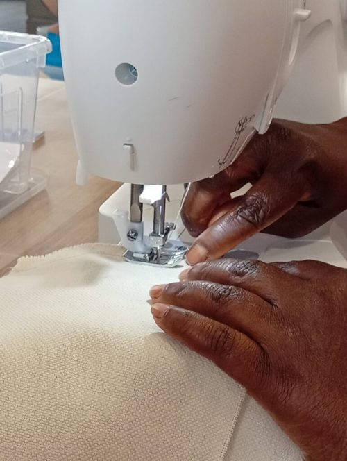 ?? Les Vendredis Couture. Les premières fois on y apprend la patience, le geste juste, le réemploi des matières. C’est un moment où le temps ralentit, où l’on crée, répare et tisse du lien humain.