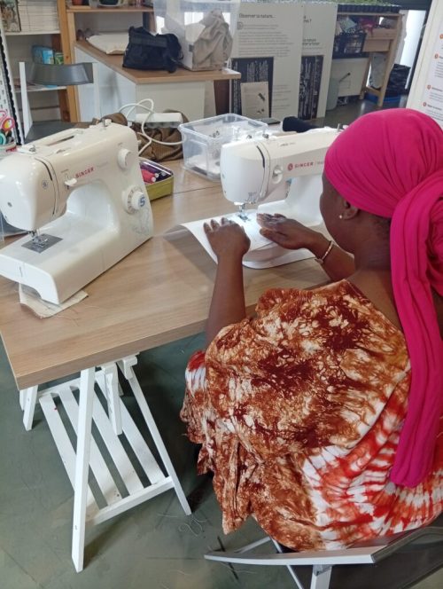 ?? Les Vendredis Couture. Les premières fois on y apprend la patience, le geste juste, le réemploi des matières. C’est un moment où le temps ralentit, où l’on crée, répare et tisse du lien humain.