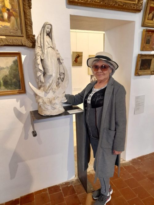 Une visite culturelle a été organisée dans un musée local. Les résidents de différents services ont ainsi pu découvrir une grande variété d’œuvres (tableaux, sculptures, etc.) tout en explorant l’histoire du territoire grâce à une exposition photographique.