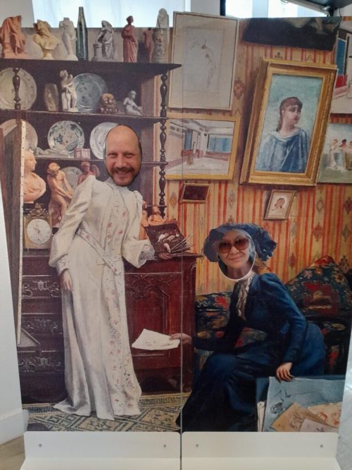 Une visite culturelle a été organisée dans un musée local. Les résidents de différents services ont ainsi pu découvrir une grande variété d’œuvres (tableaux, sculptures, etc.) tout en explorant l’histoire du territoire grâce à une exposition photographique.