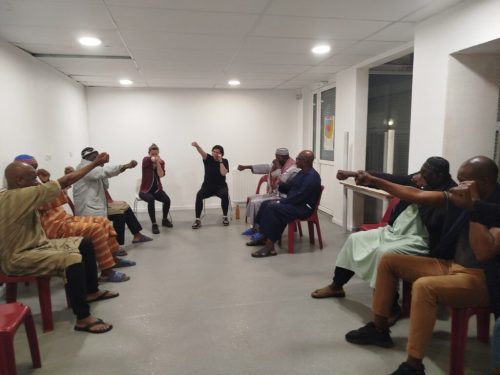 Activité Yoga-Boxe au sein d’une résidence sociale ! L’association NOUR YOGA propose des cours adaptés à tous les âges, pouvant se pratiquer sur chaise. Cette activité physique douce contribue à une bonne santé générale et crée un moment de fédération et de convivialité pour les usagers.