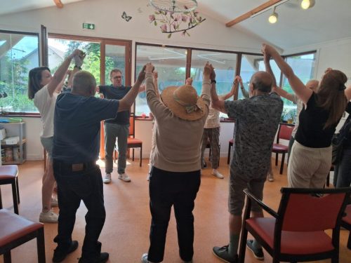 On débute la semaine en très bonne compagnie à l’Accueil de jour avec Marion notre danse-thérapeute. Assis ou debout, chacun profite de ce moment de partage avec le sourire.