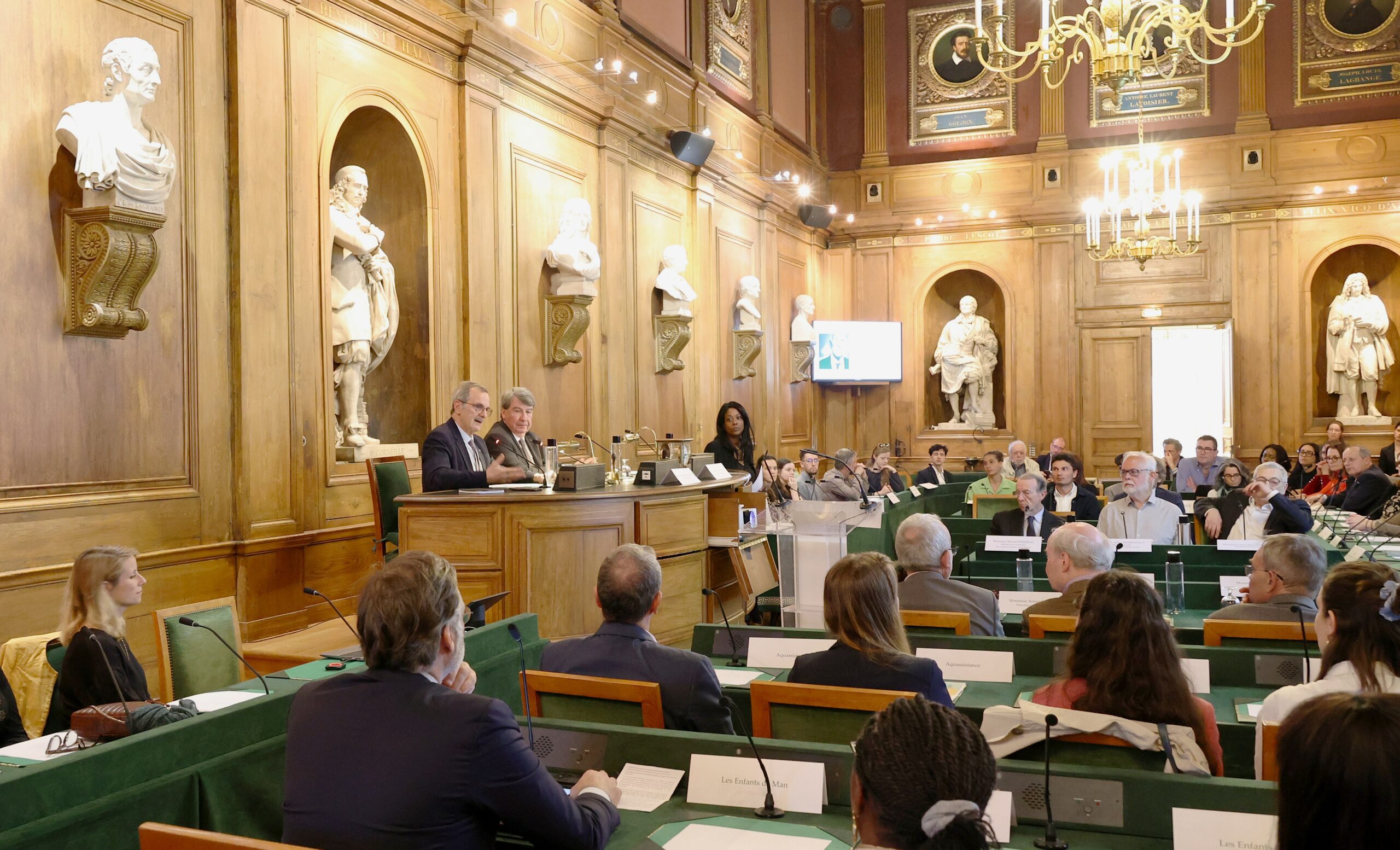 La cérémonie dans la grande salle des séances